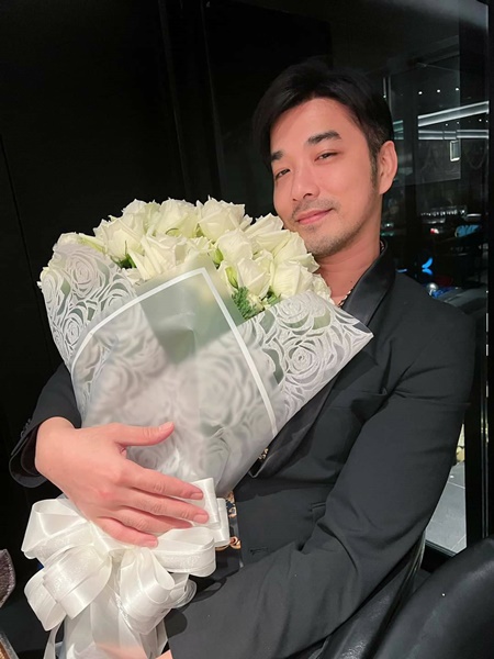 “เจมส์ เรืองศักดิ์” เซอร์ไพรส์วันเกิดภรรยา มอบโฉนดที่ดิน รวมมูลค่ากว่า 85 ล้านบาท!!