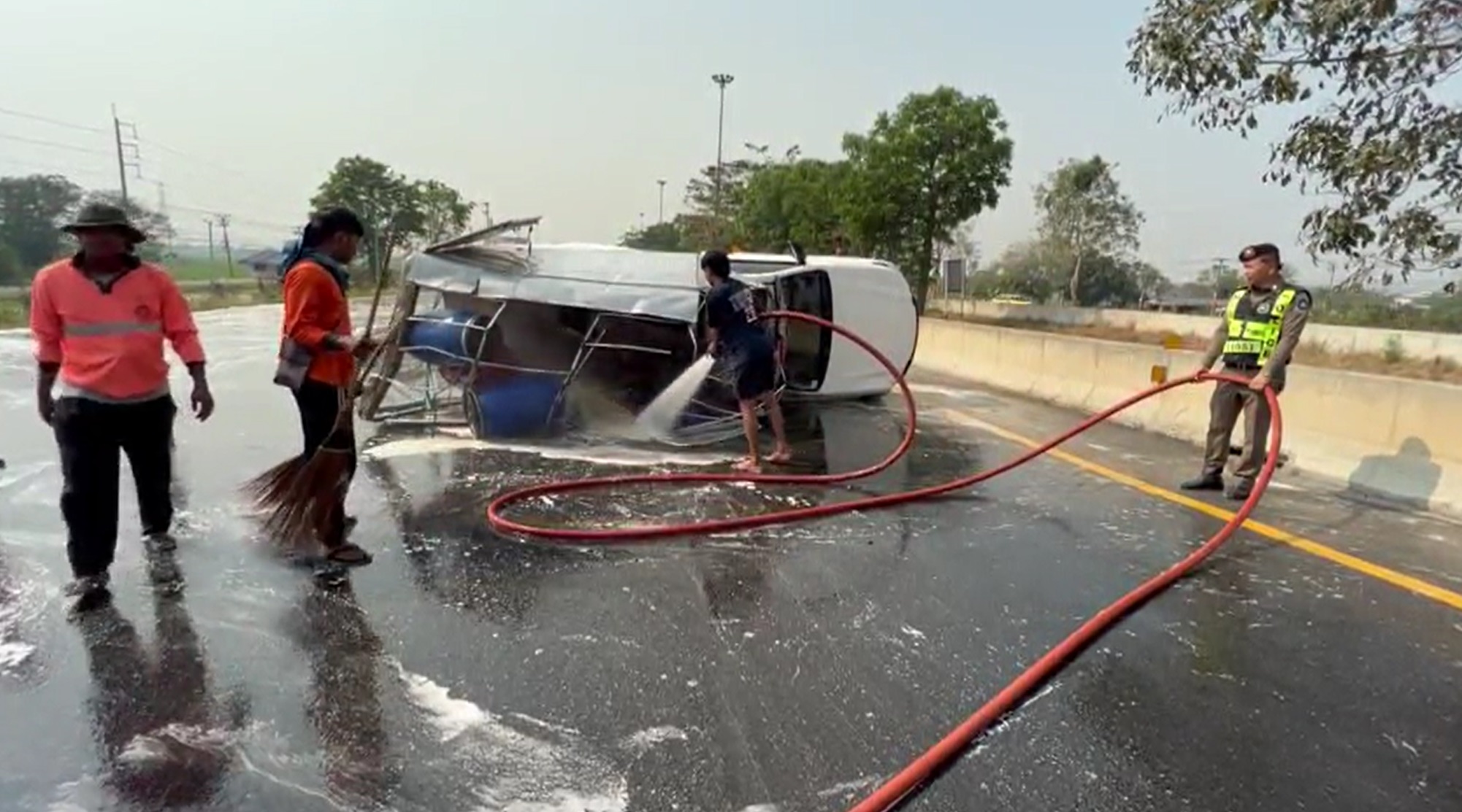 ถนนสายเอเชีย เป็นอัมพาธ! รถบรรทุกน้ำยาคาร์แคร์พลิกคว่ำกระจายเต็มถนน