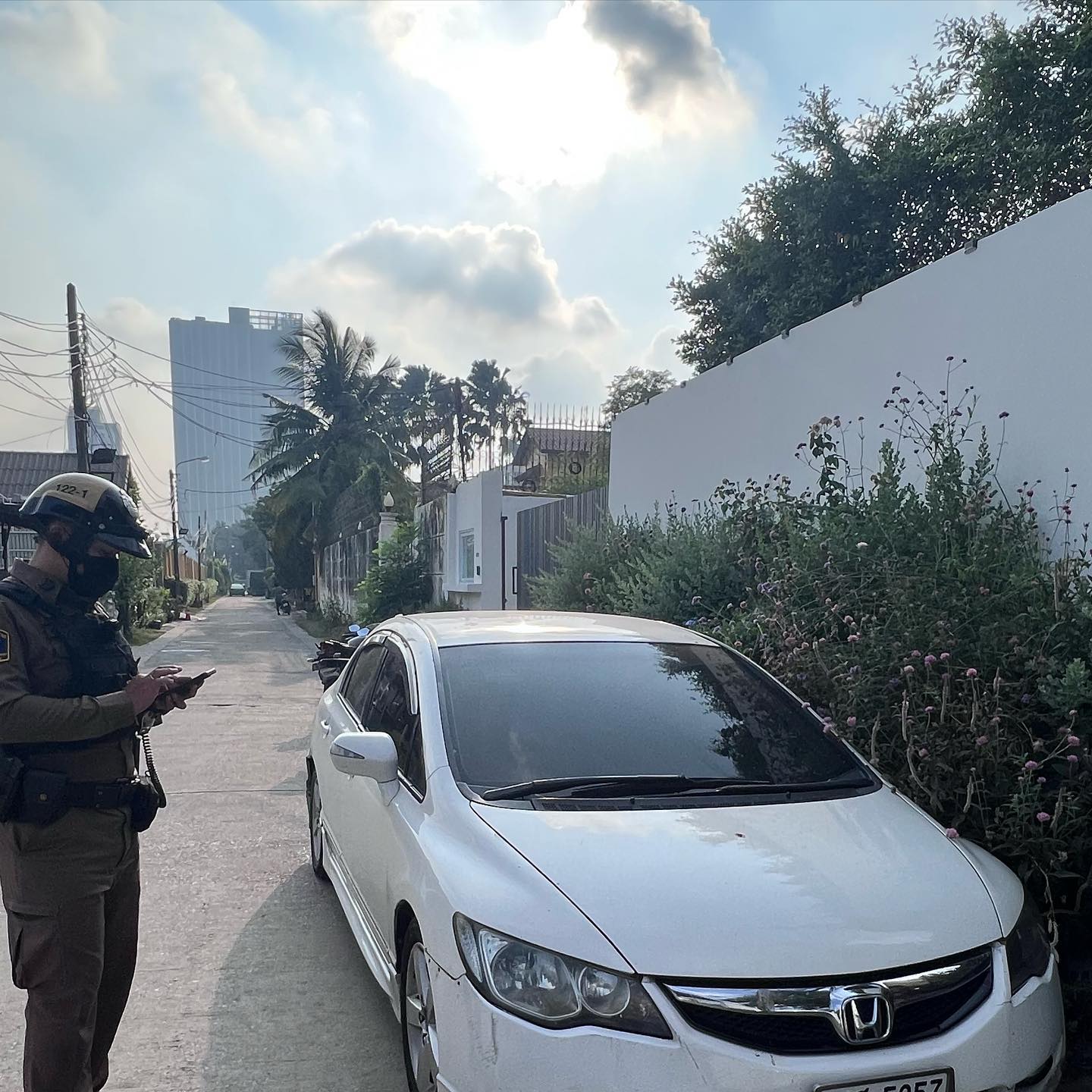 พิมพ์ พิมพ์มาดา โวย! ขอตำรวจช่วยยกรถจอดทับต้นไม้ แต่ได้รับการบริการที่ไม่ดี