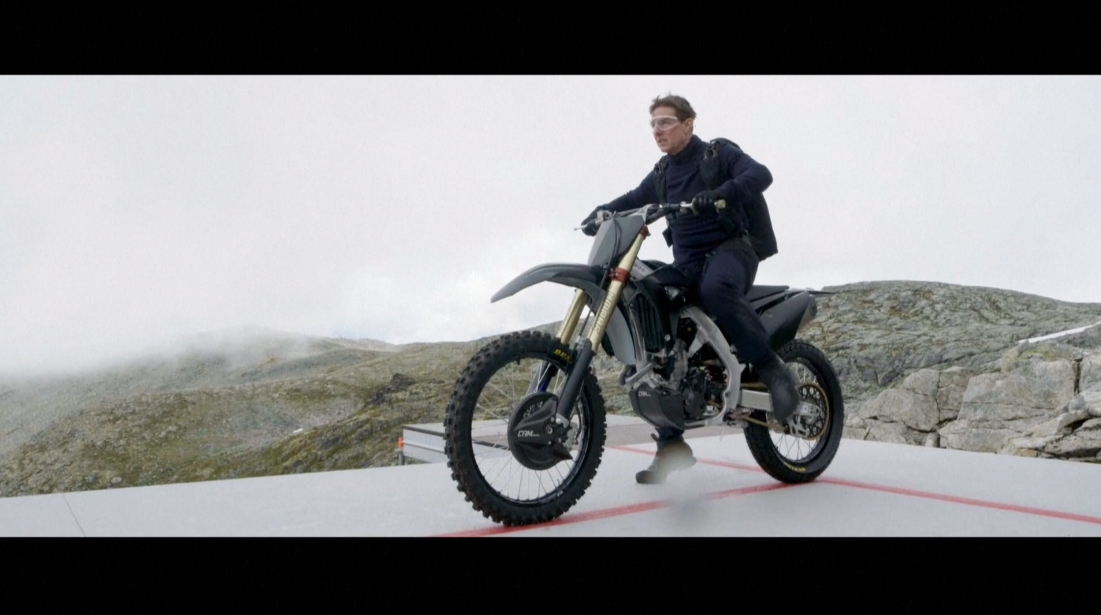 หวาดเสียวสุดๆ!! 'ทอม ครูซ' ซิ่งสองล้อข้ามสะพานขาดดิ่งหน้าผาใน Mission: Impossible 7