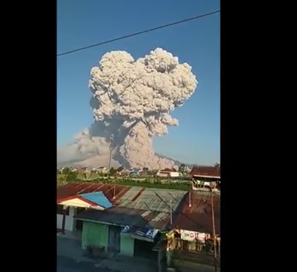 ภูเขาไฟ ชินาบุง ในอินโดฯปะทุ พ่นเถ้าถ่านสูง 7 กม.