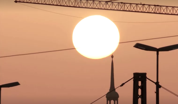 ทรายจากซาฮาราอาบท้องฟ้าเป็นสีชมพูและส้มในเยอรมนี ทรายจากซาฮาราอาบท้องฟ้าเป็นสีชมพูและส้มในเยอรมนี