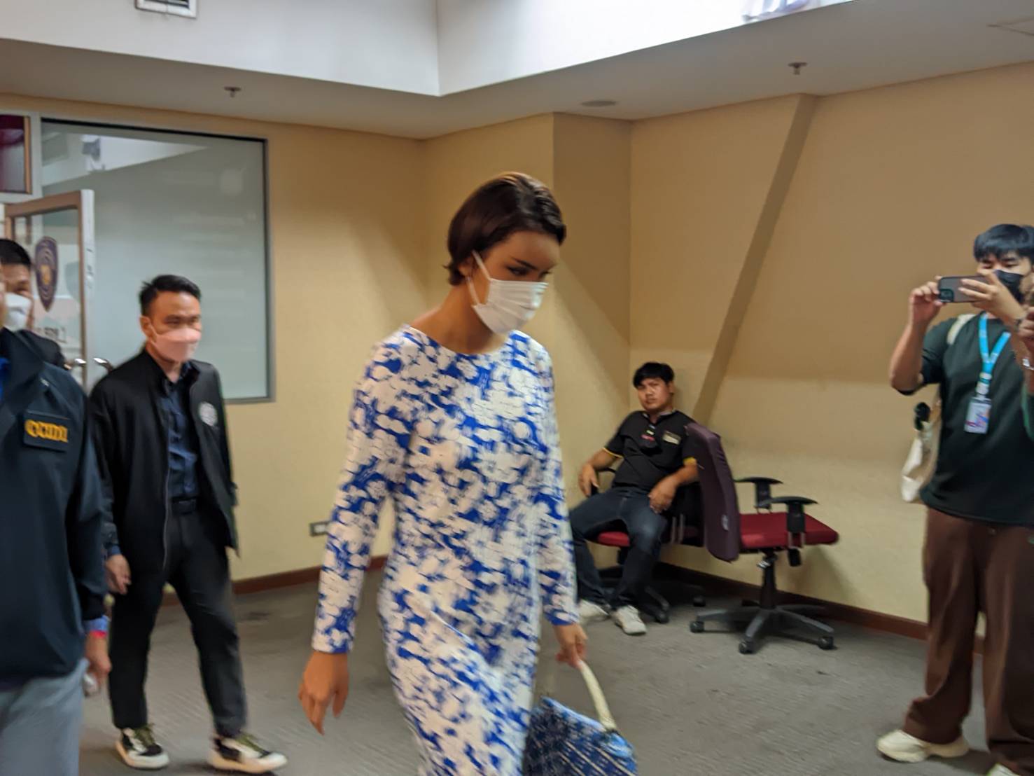 แอนนา  เดินทางเข้าพบตำรวจ รับทราบ 2 ข้อกล่าวหา 