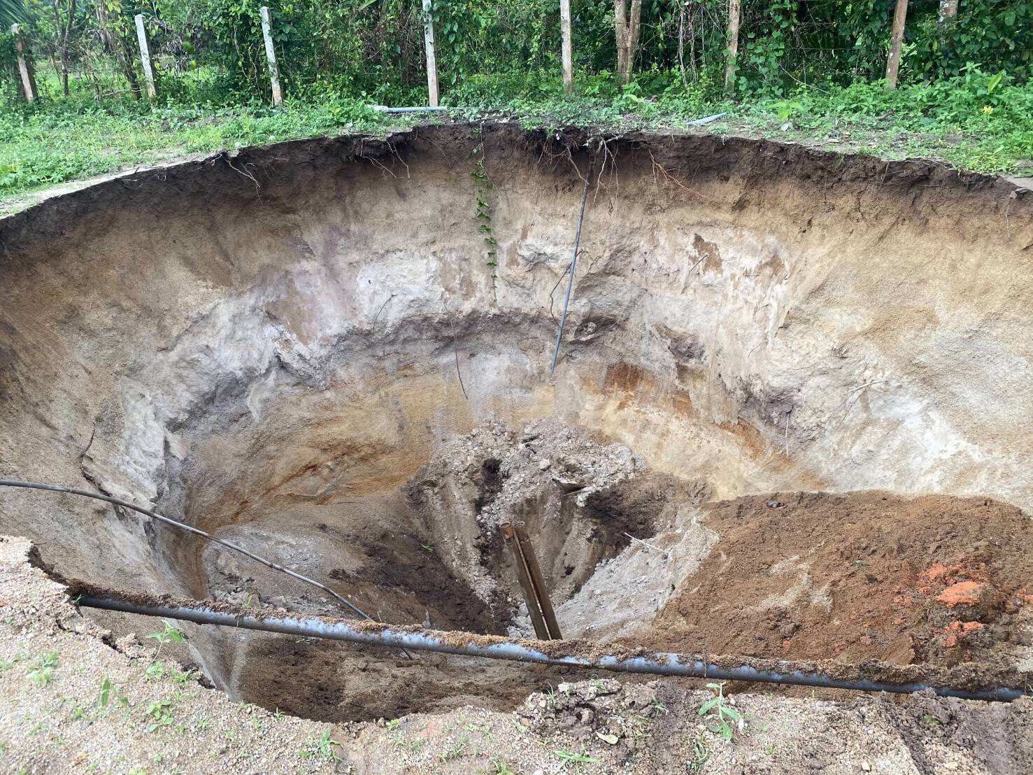 เตือนภัย เจาะบ่อบาดาลในสวนทุเรียน ดินยุบตัวสไลด์ทับเจ้าของสวนสูญหาย