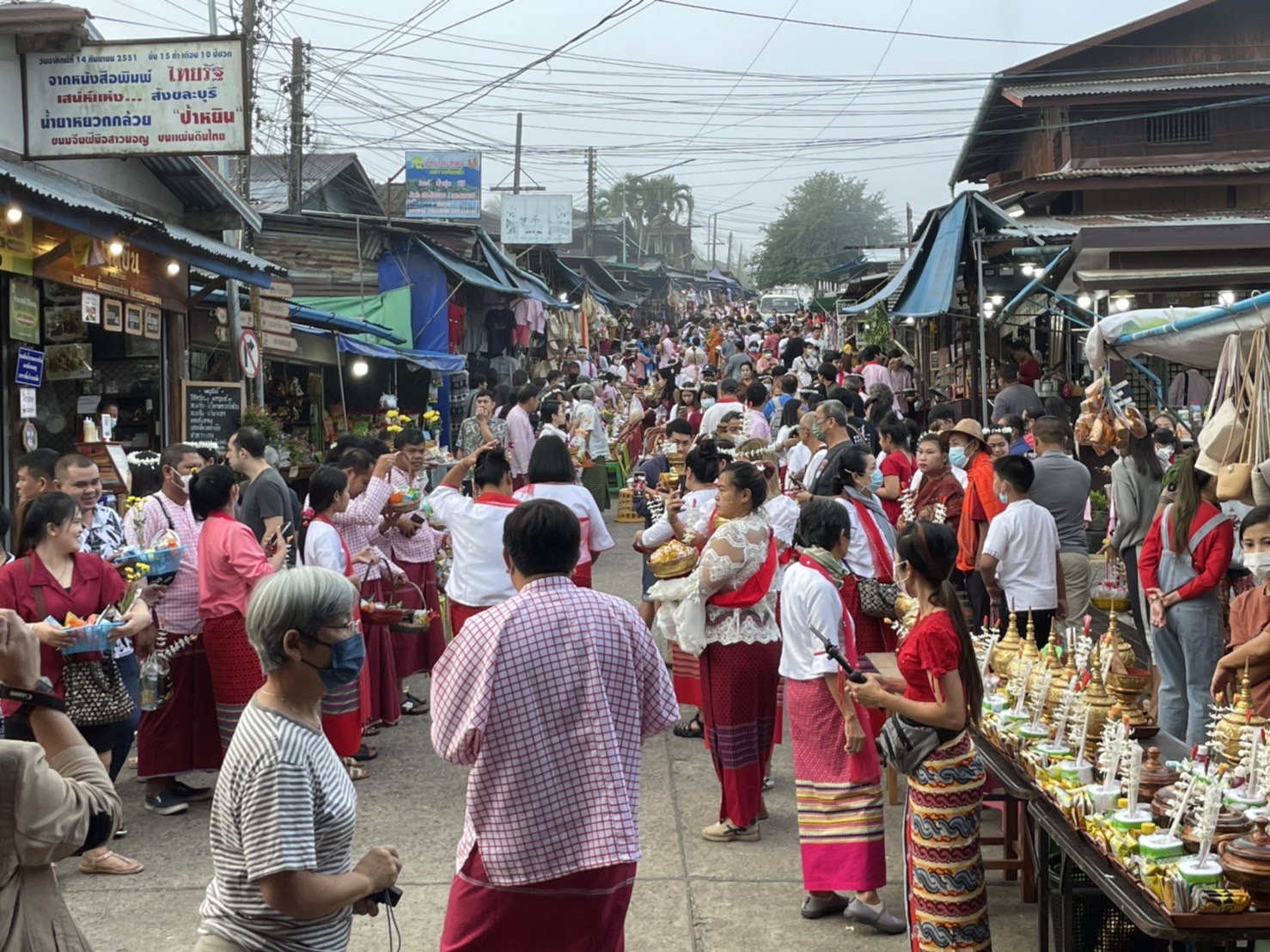 เปิดภาพนทท.เต็มสะพานไม้สังขละบุรี คาดเงินสะพัด 10 ล้าน เปิดภาพนทท.เต็มสะพานไม้สังขละบุรี คาดเงินสะพัด 10 ล้าน