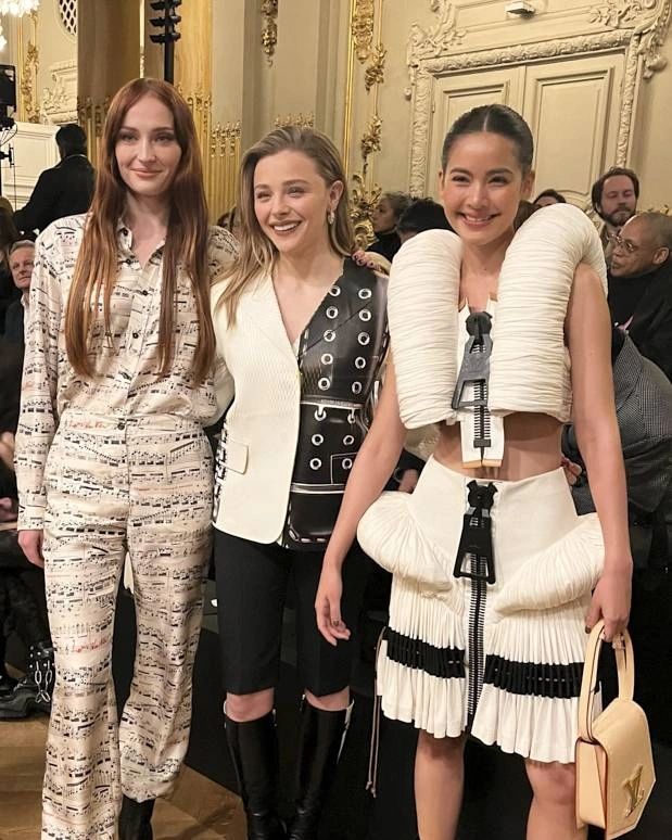 ช็อตรวมดาว!! 'ญาญ่า' กระทบไหล่ 'ฮเยอิน-โซฟี เทอร์เนอร์-โคลอี เกรซ มอเรตซ์’ ที่ปารีสแฟชั่นวีค