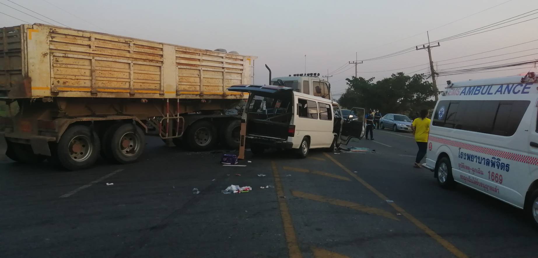 เปิดนาที! รถตู้รับส่งนักเรียนพุ่งชนรถบรรทุกบาดเจ็บระนาว เปิดนาที! รถตู้รับส่งนักเรียนพุ่งชนรถบรรทุกบาดเจ็บระนาว