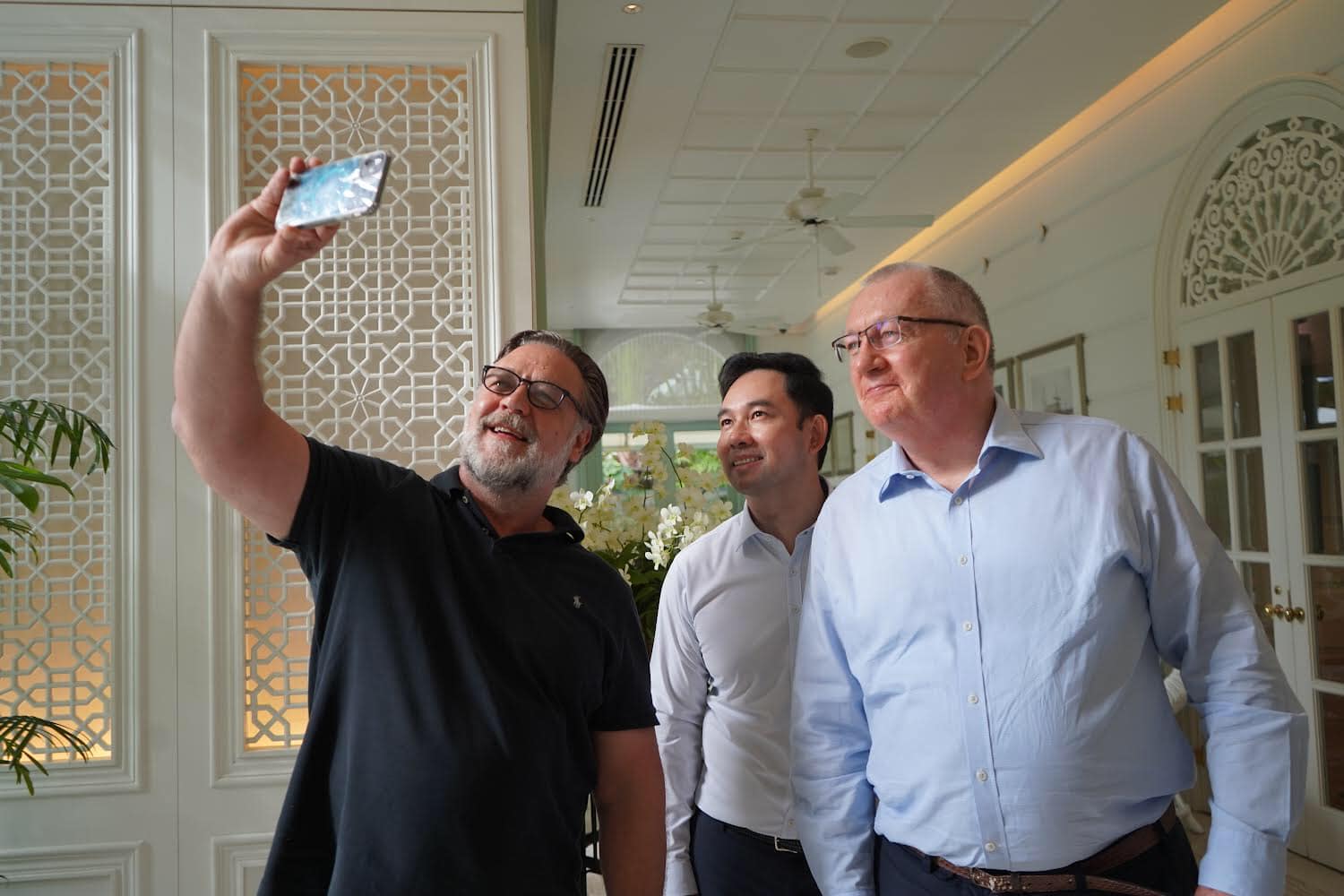 รบ.ปลื้ม “รัสเซลล์ โครว์ ”ชื่นชมเมืองไทย เผยชอบกินข้าวซอย-แนะติดป้ายอังกฤษเยอะๆ รบ.ปลื้ม “รัสเซลล์ โครว์ ”ชื่นชมเมืองไทย เผยชอบกินข้าวซอย-แนะติดป้ายอังกฤษเยอะๆ