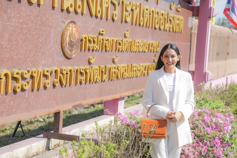 “เจมส์ เรืองศักดิ์” เซอร์ไพรส์วันเกิดภรรยา มอบโฉนดที่ดิน รวมมูลค่ากว่า 85 ล้านบาท!!