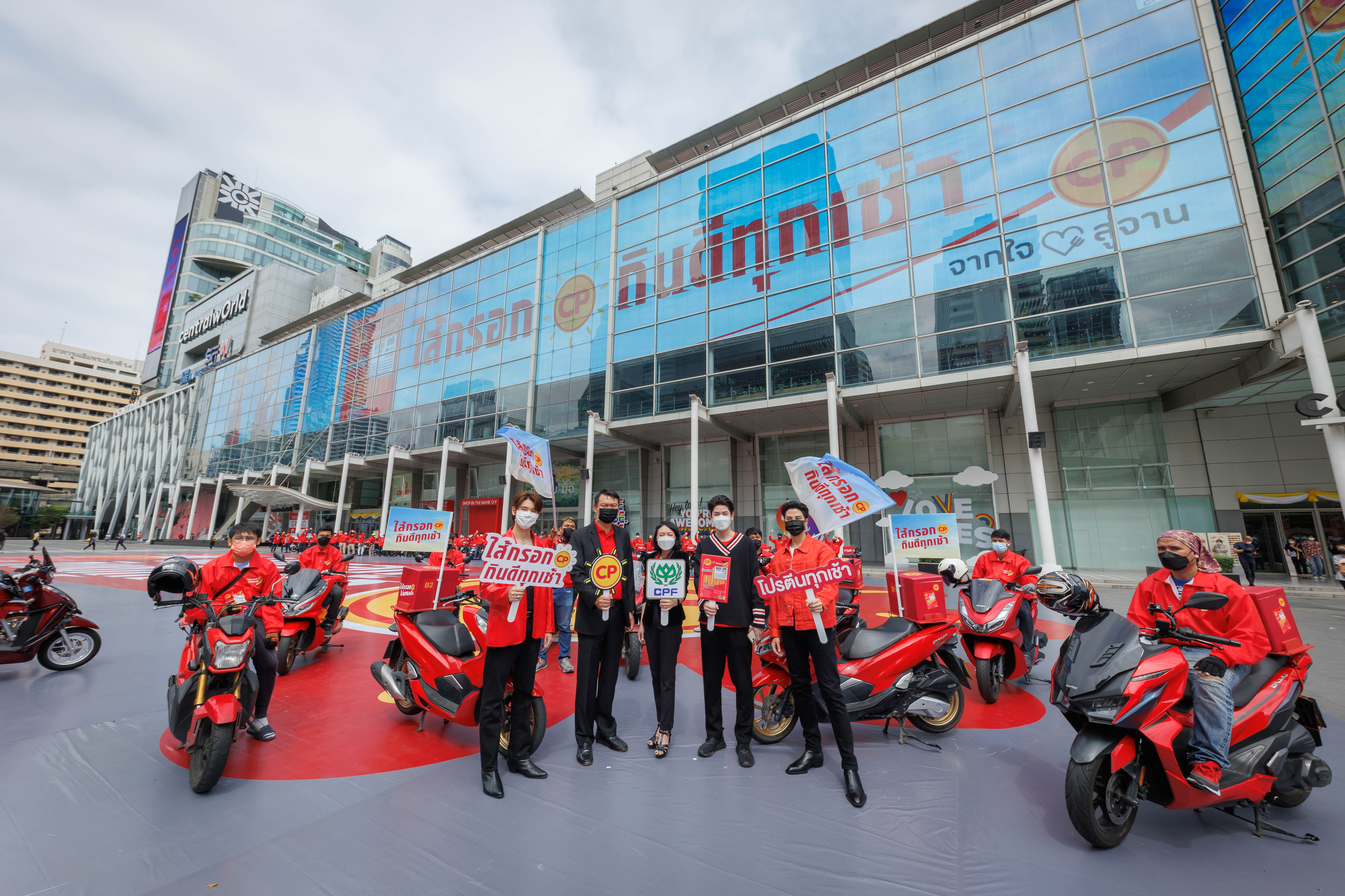 CPF ยกทัพไรเดอร์ ลุยแจกฟรี! 'ไส้กรอก ซีพี' กินดีทุกเช้า ย่านธุรกิจกลางกรุง
