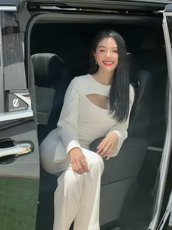 แพรวพราว อดีตภรรยา ผู้ใหญ่บ้านฟินแลนด์ ถอยรถป้ายแดง ให้ของขวัญวันเกิดตัวเอง แพรวพราว อดีตภรรยา ผู้ใหญ่บ้านฟินแลนด์ ถอยรถป้ายแดง ให้ของขวัญวันเกิดตัวเอง