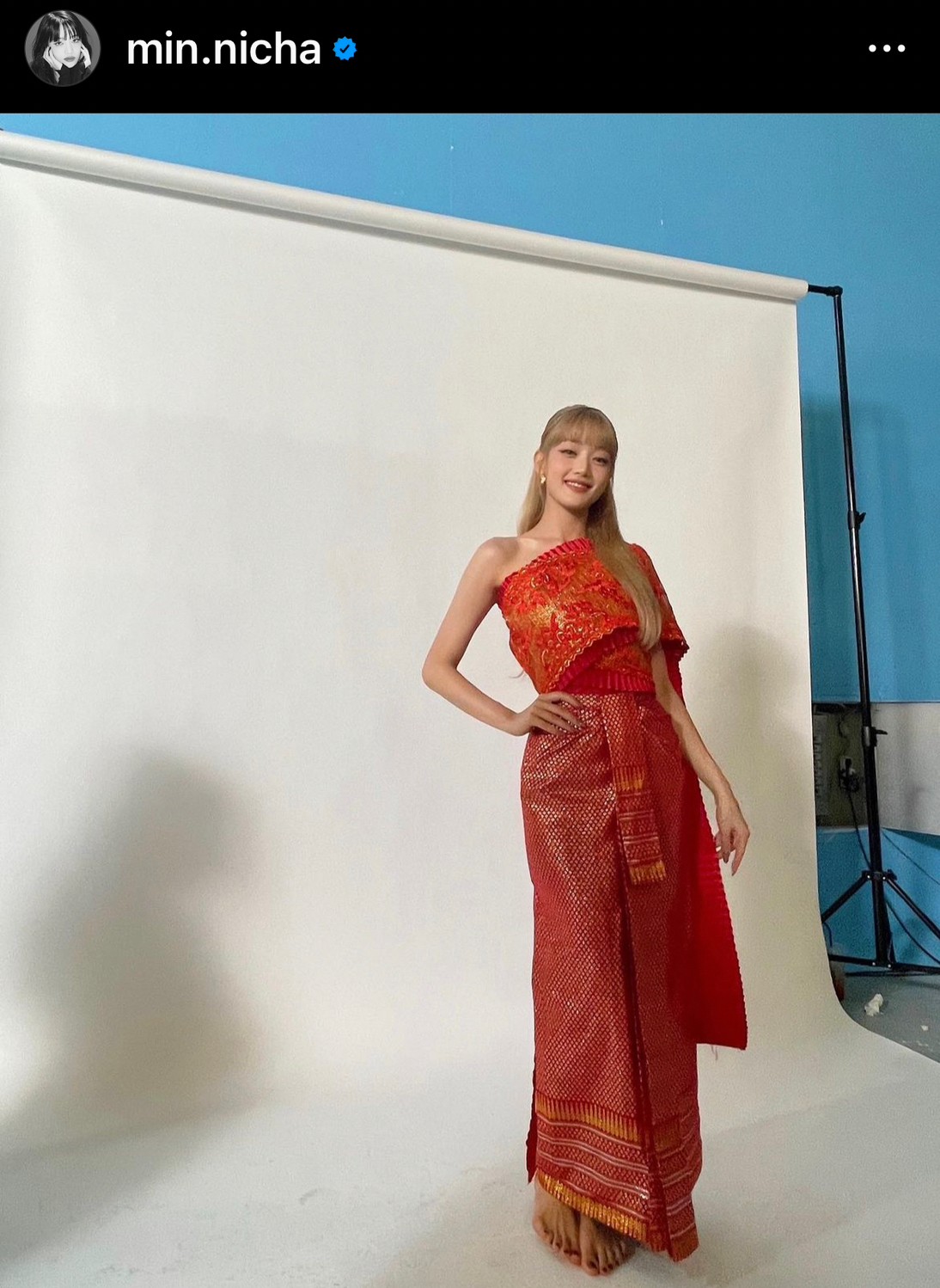  “มินนี่ (G)I-DLE” สวยละมุนในชุดไทยสีแดง ทำแฟนๆ แห่คอมเมนต์กันรัวๆ