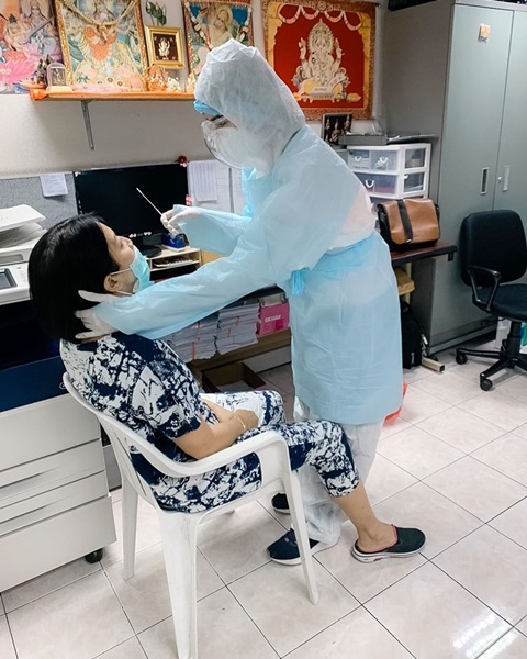 เกรซ พัชร์สิตา Swab จมูกให้คุณแม่ เพื่อตรวจเชื้อโควิด-19