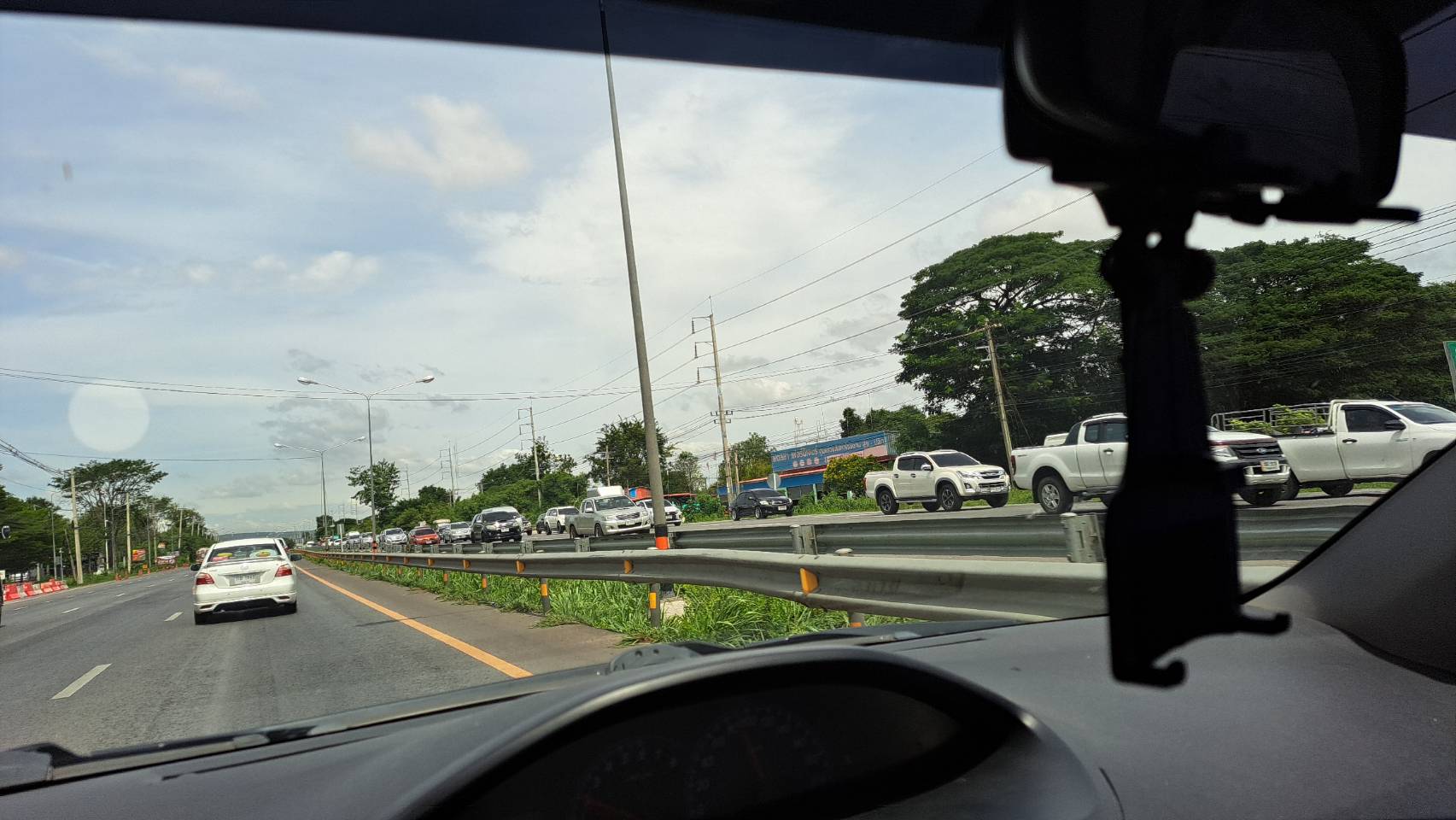 จราจรถนนมิตรภาพ โคราช ล่าสุด! ปริมาณรถมาก ตร.เปิดช่องทางพิเศษ 3 จุด 