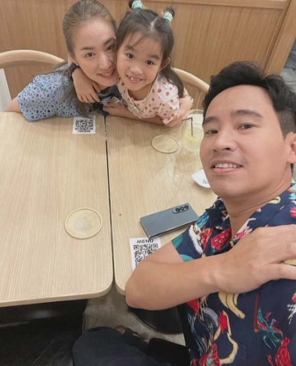 “ต่าย ชุติมา – ทิม พิธา” เผยภาพพร้อมหน้า “พ่อ-แม่-ลูก” 
