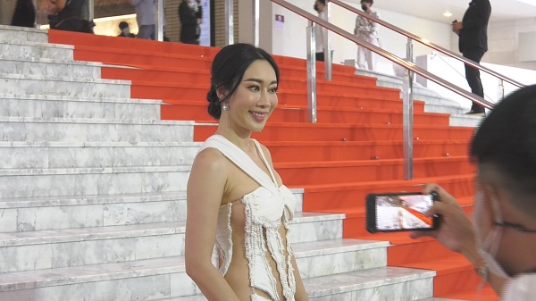 “น้ำเพชร” ใส่ชุดแหวก เดินพรมแดง พร้อมอัปเดตคดีความ  (มีคลิป)