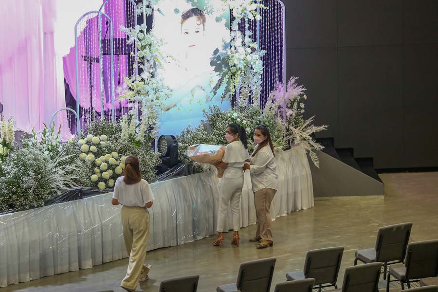 กระติก หอบดอกไม้ร่วมพิธีอาลัย แตงโม นิดา ที่คริสตจักรเสรีภาพกรุงเทพ