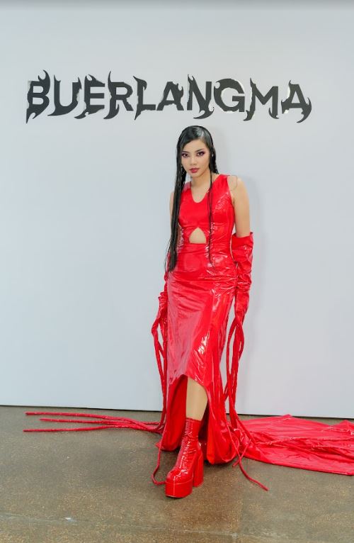 กรี๊ดดังๆ วันเดอร์เฟรม เดินเปิดแฟนชั่นโชว์ที่  London Fashion Week 2023