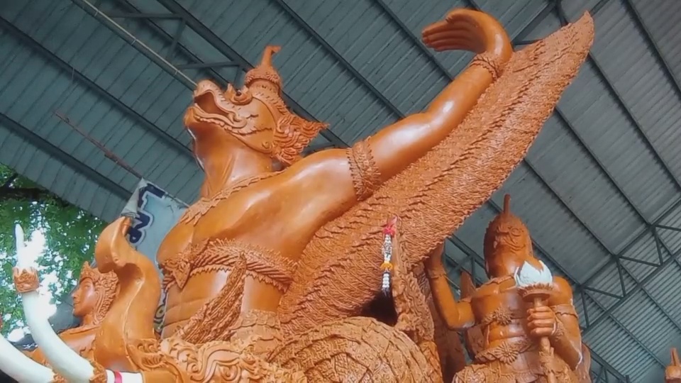 วันเข้าพรรษา 2566 โคราชแห่เทียนยิ่งใหญ่ เกาะกระแสโชว์หุ่น “พิธาจับมืออุ๊งอิ๊ง”