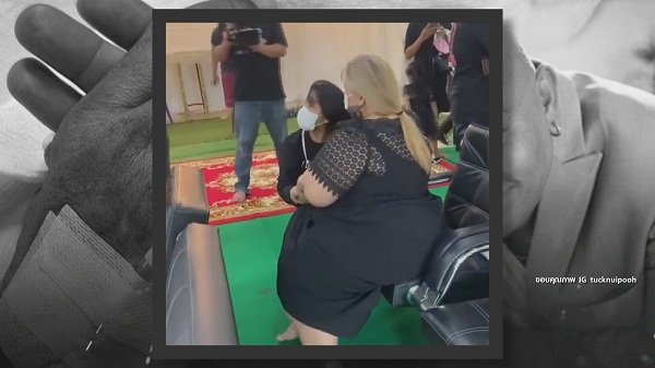 “ตั๊ก ศิริพร” ร้องเพลงทั้งน้ำตา อาลัยถึงพี่ชาย “โป๊งเหน่ง เชิญยิ้ม”   (มีคลิป)