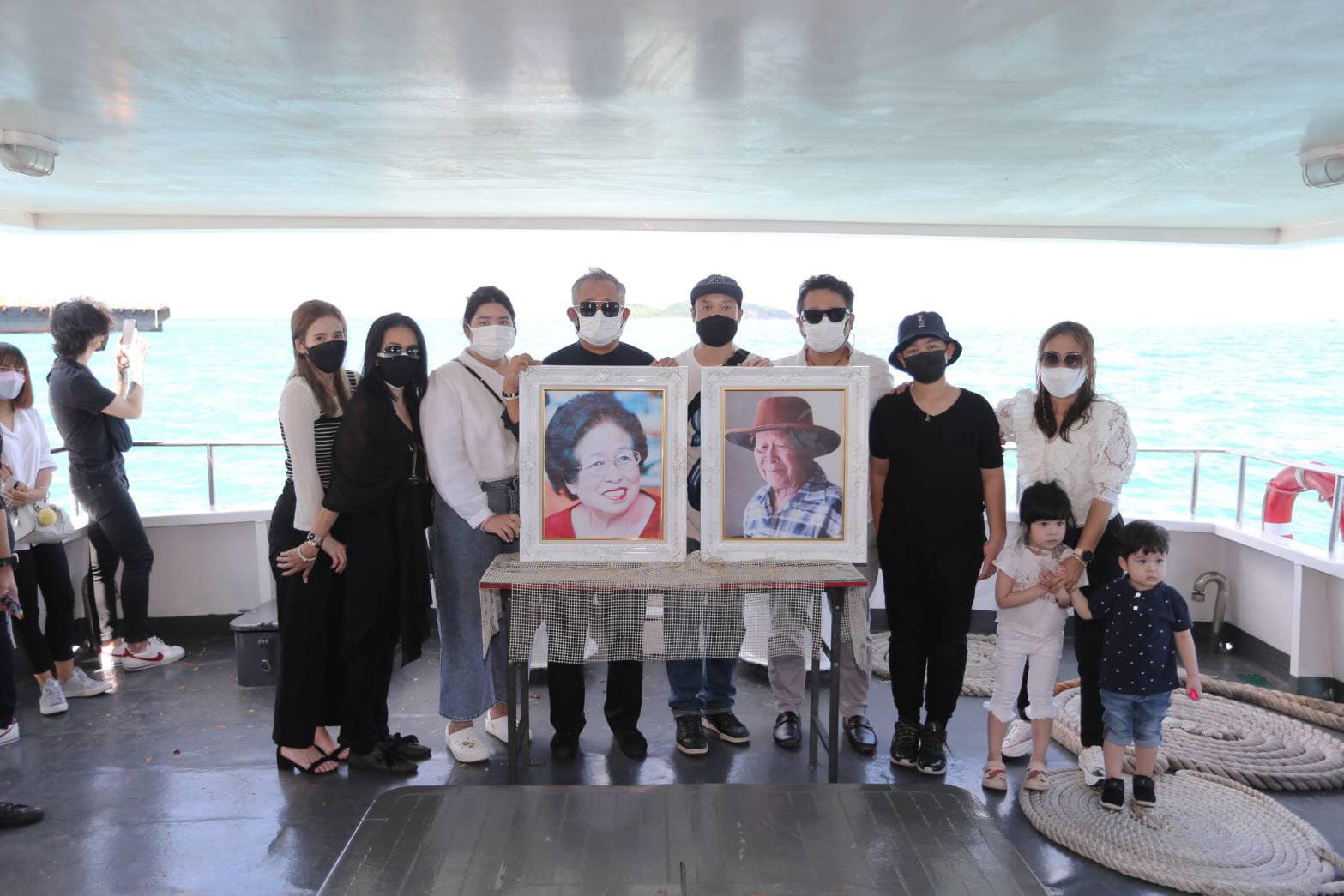 เป็ด เชิญยิ้ม นำอัฐิ พ่อแม่ ลอยอังคาร จ่อนำเงินทำบุญสร้างพระประธาน เป็ด เชิญยิ้ม นำอัฐิ พ่อแม่ ลอยอังคาร จ่อนำเงินทำบุญสร้างพระประธาน