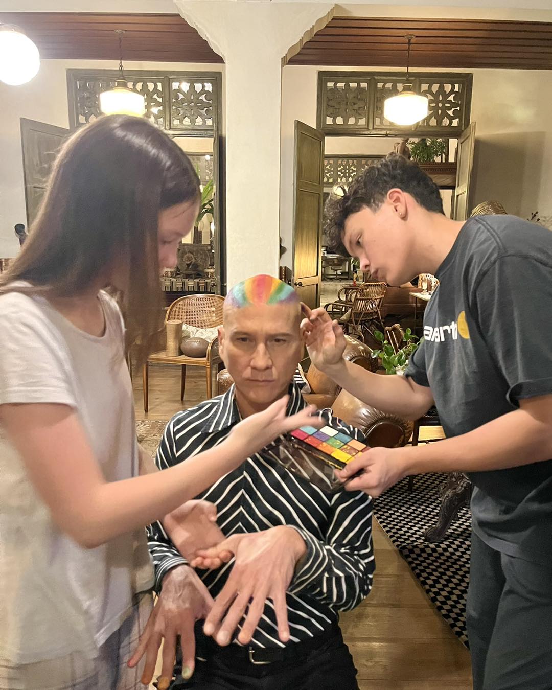 น้อย วงพรู เผยผู้อยู่เบื้องหลังลุคสุดเท่ ผม-เล็บ สีรุ้ง ในงาน Bangkok Pride น้อย วงพรู เผยผู้อยู่เบื้องหลังลุคสุดเท่ ผม-เล็บ สีรุ้ง ในงาน Bangkok Pride