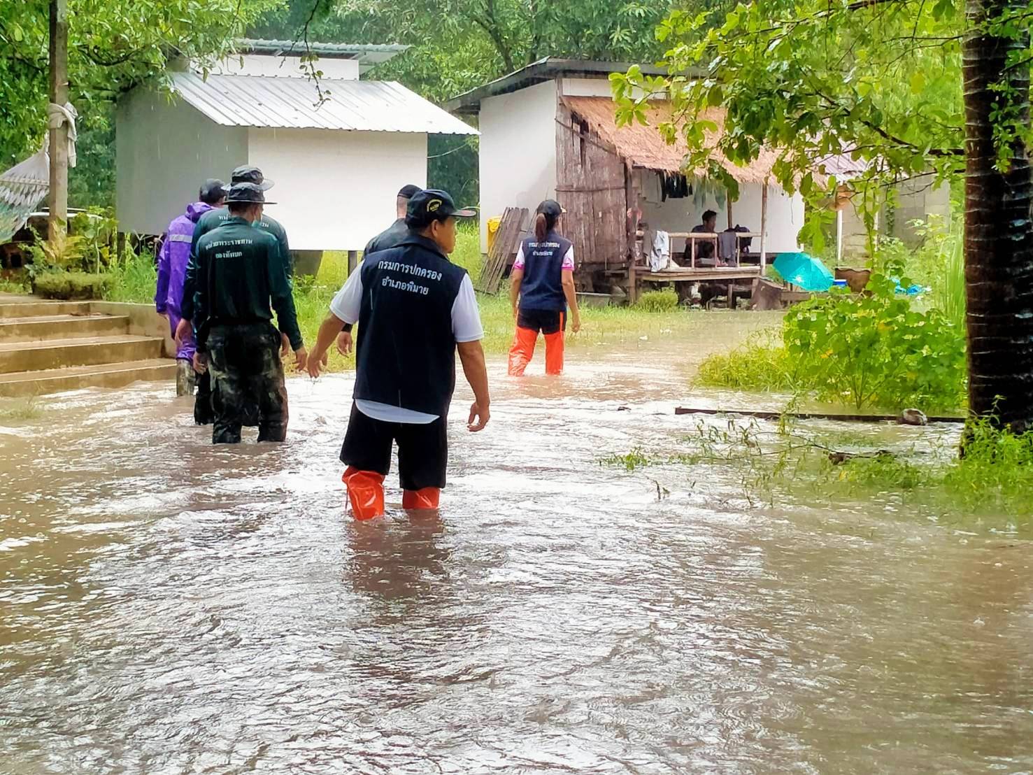 ‘พายุโนรู’เติมลำน้ำมูล ทะลักท่วมปราสาทหินพิมาย-บ้านปชช.ริมน้ำ ‘พายุโนรู’เติมลำน้ำมูล ทะลักท่วมปราสาทหินพิมาย-บ้านปชช.ริมน้ำ