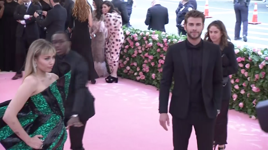 ให้หมายศาลแทนดอกไม้?!! ลือ 'เลียม เฮมส์เวิร์ธ' ฟ้อง 'ไมลีย์ ไซรัส' เพราะเพลง Flowers ให้หมายศาลแทนดอกไม้?!! ลือ 'เลียม เฮมส์เวิร์ธ' ฟ้อง 'ไมลีย์ ไซรัส' เพราะเพลง Flowers