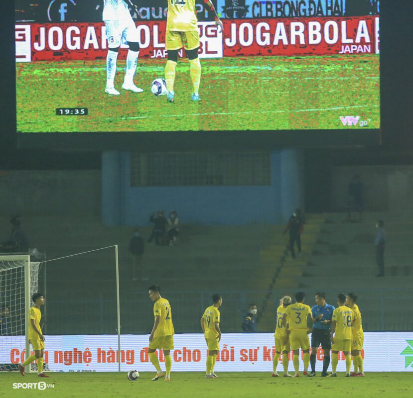 (คลิป)สุดชุลมุน! ผู้ตัดสินวีลีกเปลี่ยนใจไม่ให้ประตูหลังเห็นภาพบนจอยักษ์สนาม (คลิป)สุดชุลมุน! ผู้ตัดสินวีลีกเปลี่ยนใจไม่ให้ประตูหลังเห็นภาพบนจอยักษ์สนาม