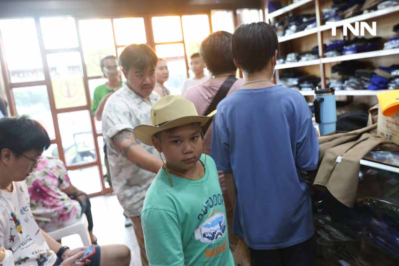 โค้งสุดท้ายก่อนเปิดเทอม พ่อ-แม่ พาลูกเลือกซื้อชุดนักเรียน