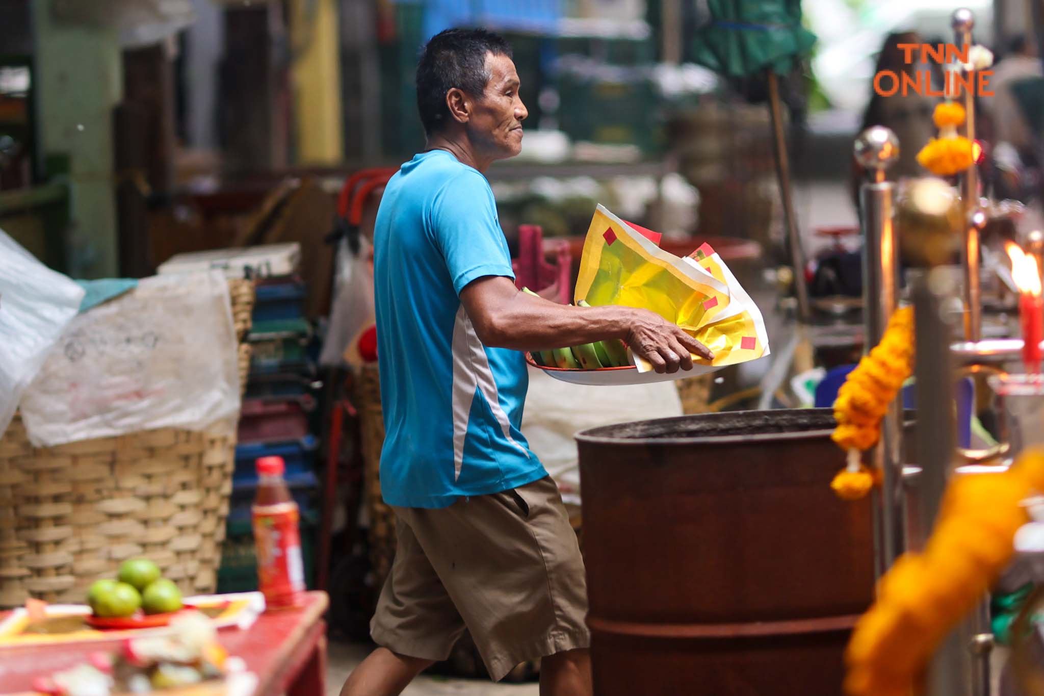 เริ่มไหว้แต่เช้า “วันสารทจีน” ชาวไทยเชื้อสายจีนไหว้สิ่งศักดิ์สิทธิ์ประจำตลาด เริ่มไหว้แต่เช้า “วันสารทจีน” ชาวไทยเชื้อสายจีนไหว้สิ่งศักดิ์สิทธิ์ประจำตลาด