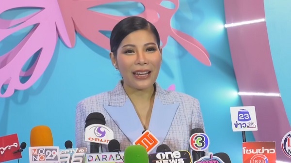 “แหวนแหวน” ยืนยันคลิปจูงมือ “อั้ม” ไม่ได้แซะใคร   (มีคลิป)