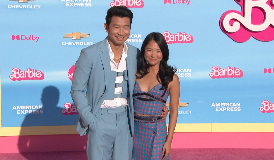 เปิดลุคแซ่บ!! รอบปฐมทัศน์โลกหนัง Barbie ‘มาร์โก ร็อบบี - ไรอัน กอสลิง’ นำทัพเดินพรมชมพู เปิดลุคแซ่บ!! รอบปฐมทัศน์โลกหนัง Barbie ‘มาร์โก ร็อบบี - ไรอัน กอสลิง’ นำทัพเดินพรมชมพู