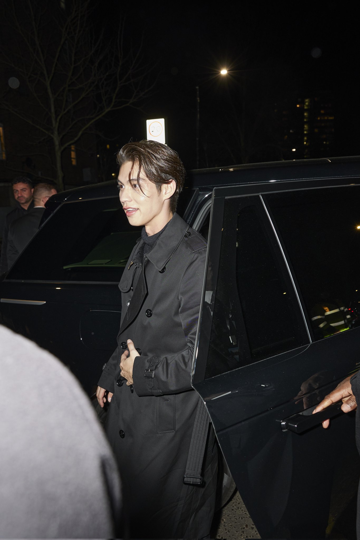 หล่อปังระดับโลก!! ประมวลลุค 'ไบร์ท วชิรวิชญ์' ประชันซุปตาร์โลก ชมแฟชั่นโชว์ลอนดอน หล่อปังระดับโลก!! ประมวลลุค 'ไบร์ท วชิรวิชญ์' ประชันซุปตาร์โลก ชมแฟชั่นโชว์ลอนดอน