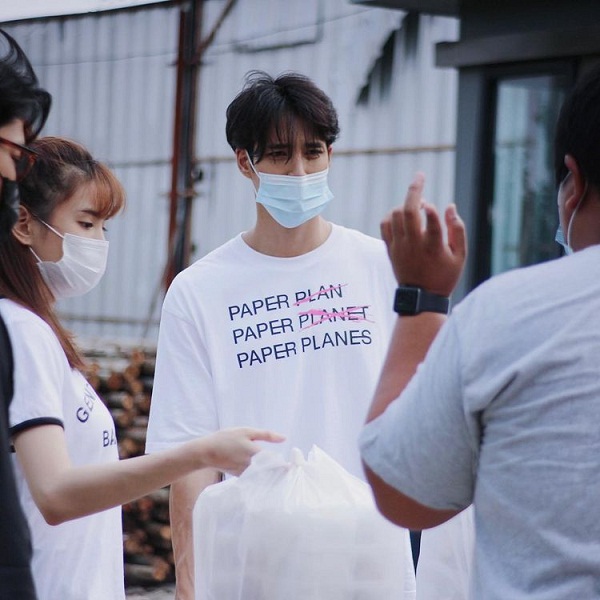 เด่นคุณ - แกรนด์ลงมือทำข้าวกล่อง แจกแคมป์คนงาน 200 กล่อง (มีคลิป) เด่นคุณ - แกรนด์ลงมือทำข้าวกล่อง แจกแคมป์คนงาน 200 กล่อง (มีคลิป)