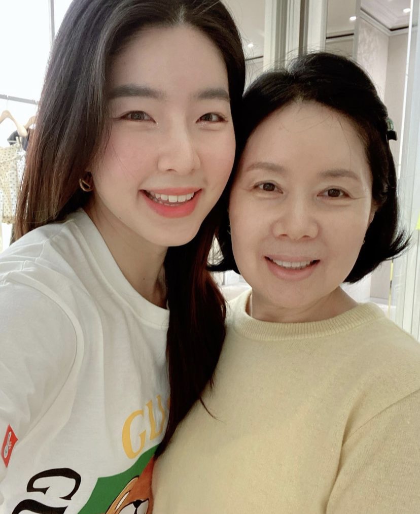 จัดเซอร์ไพรส์หนัก ฮั่น-จียอน ทุ่มเงินหลายปึก! เบิร์ดเดย์แม่นักร้องสาว ถึงกับกลั่นน้ำตาไม่อยู่ จัดเซอร์ไพรส์หนัก ฮั่น-จียอน ทุ่มเงินหลายปึก! เบิร์ดเดย์แม่นักร้องสาว ถึงกับกลั่นน้ำตาไม่อยู่