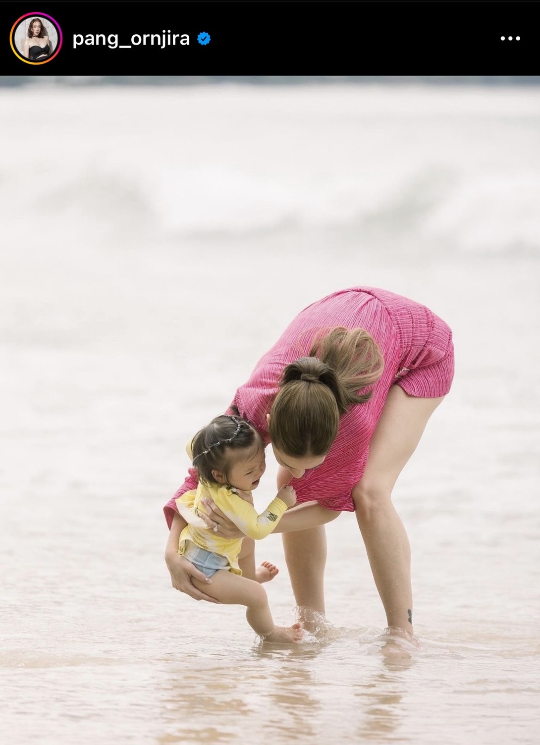 แป้ง อรจิรา เผยภาพ พาลูกสาว น้องเลอา เล่นน้ำทะเล ลั่น!ดูจากท่าไม่น่าจะชอบ แป้ง อรจิรา เผยภาพ พาลูกสาว น้องเลอา เล่นน้ำทะเล ลั่น!ดูจากท่าไม่น่าจะชอบ