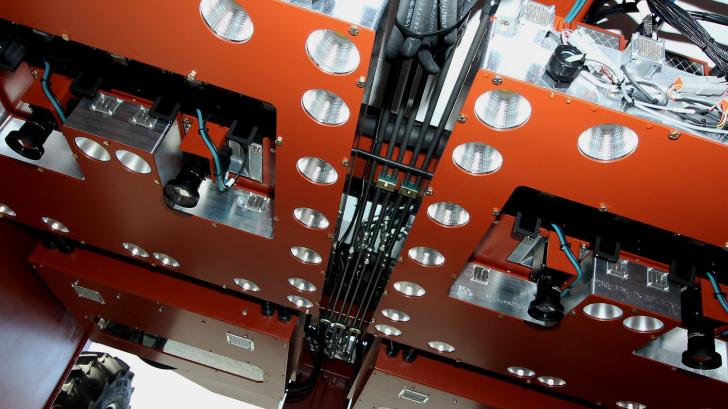 หุ่นยนต์ทำฟาร์ม The Laserweeder ใช้เลเซอร์ฆ่าวัชพืช 200,000 ต้นต่อชั่วโมง