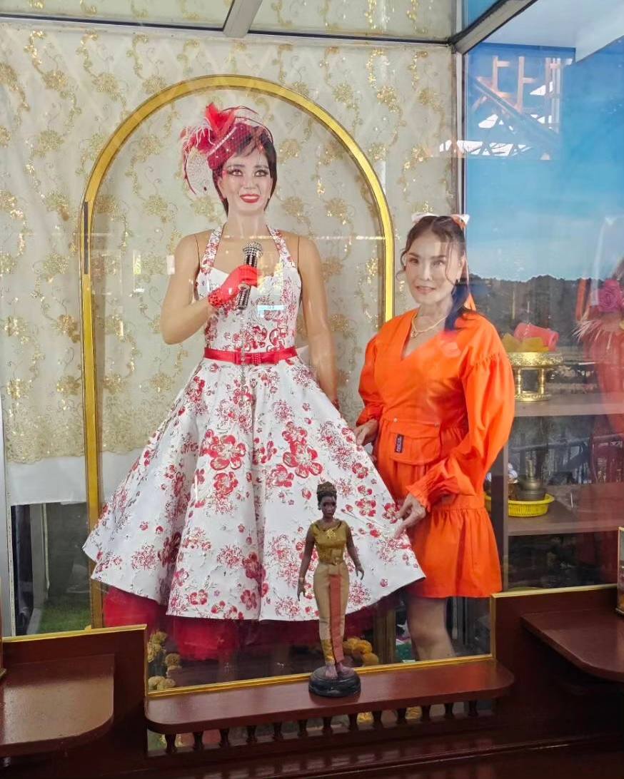 ตื่นเต้นและภูมิใจ ดาว มยุรี ตัดชุดให้ แม่ผึ้ง พุ่มพวง ดวงจันทร์ ครั้งแรก ตื่นเต้นและภูมิใจ ดาว มยุรี ตัดชุดให้ แม่ผึ้ง พุ่มพวง ดวงจันทร์ ครั้งแรก