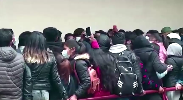 นาทีระทึก! ราวระเบียงหัก ทำนศ.ร่วงตกตึก เสียชีวิตทันทีหลายราย นาทีระทึก! ราวระเบียงหัก ทำนศ.ร่วงตกตึก เสียชีวิตทันทีหลายราย