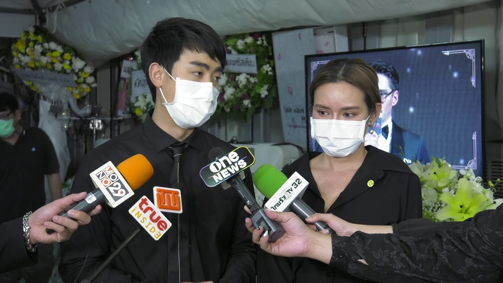 หญิง รฐา - ฮัท จิรวิชญ์ ร่วมขับร้องเพลงเพื่อไว้อาลัย หม่อมน้อย หญิง รฐา - ฮัท จิรวิชญ์ ร่วมขับร้องเพลงเพื่อไว้อาลัย หม่อมน้อย