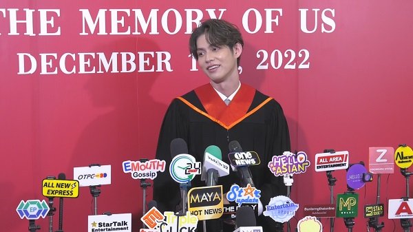 ไบร์ท วชิรวิชญ์ ปลื้ม แฟนคลับจัดเต็มร่วมยินดีรับปริญญา    (มีคลิป)