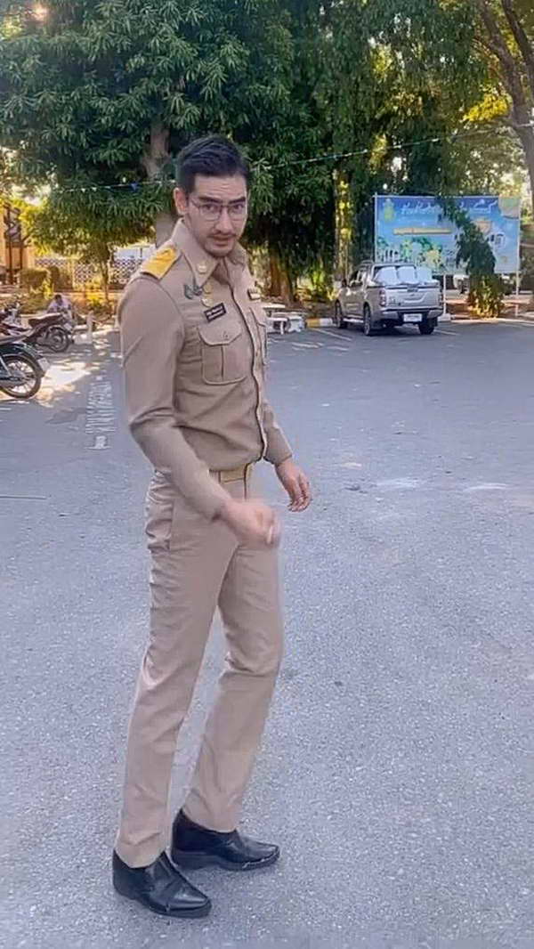 เปิดภาพล่าสุด สิงโต เดอะสตาร์ เป็นข้าราชการหนุ่ม สวมเครื่องแบบสุดเท่ เปิดภาพล่าสุด สิงโต เดอะสตาร์ เป็นข้าราชการหนุ่ม สวมเครื่องแบบสุดเท่