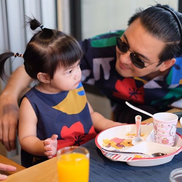 “ติ๊ก บิ๊กบราเธอร์” เดินหน้าง้ออดีตสามีหรือเปล่า? หลังโพสต์ขอบคุณ “หนุ่ม ศรราม” พร้อมคลิปที่ลูกสาวกำลังเล่นดอกกุหลาบสำนึกผิดสีส้ม 