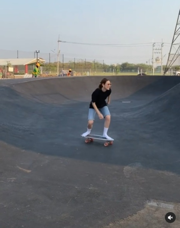 เซิร์ฟสเก็ตกระชับรัก! สงกรานต์ พาน้องปีใหม่เล่นเซิร์ฟสเก็ตมี แมท ภีรนีย์ โผล่ร่วมเฟรม