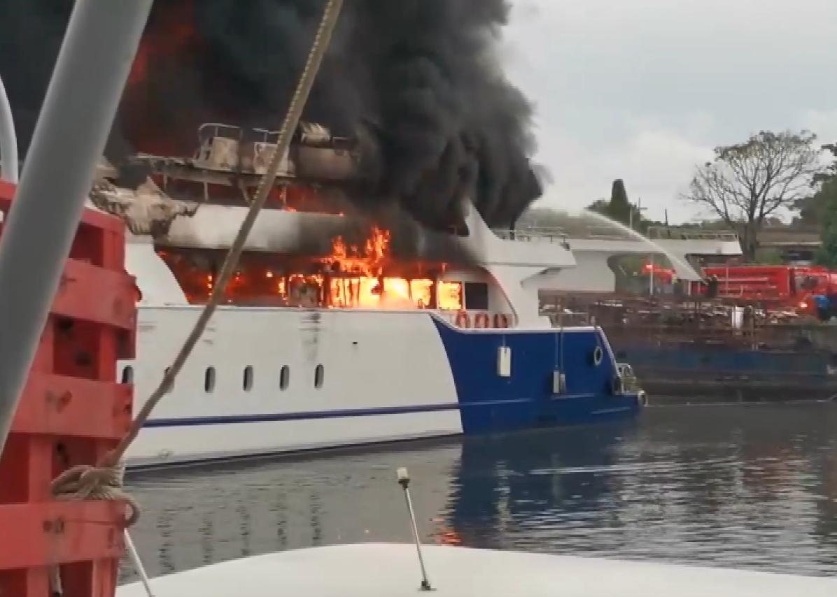 ระทึก! ไฟไหม้เรือหรูข้ามฟากภูเก็ต-เกาะพีพี คาดเสียหายไม่ต่ำกว่า 40 ล้าน ระทึก! ไฟไหม้เรือหรูข้ามฟากภูเก็ต-เกาะพีพี คาดเสียหายไม่ต่ำกว่า 40 ล้าน