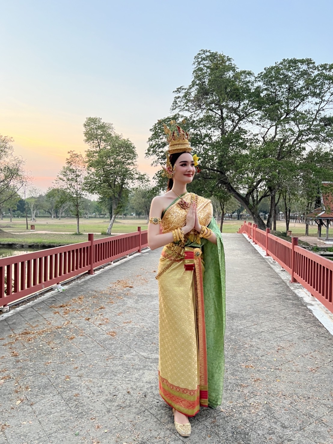 แปลงโฉมเป็นนางสงกรานต์ เดียร์น่า สวมชุดไทย นั่งเสลี่ยงบนหลังช้าง 