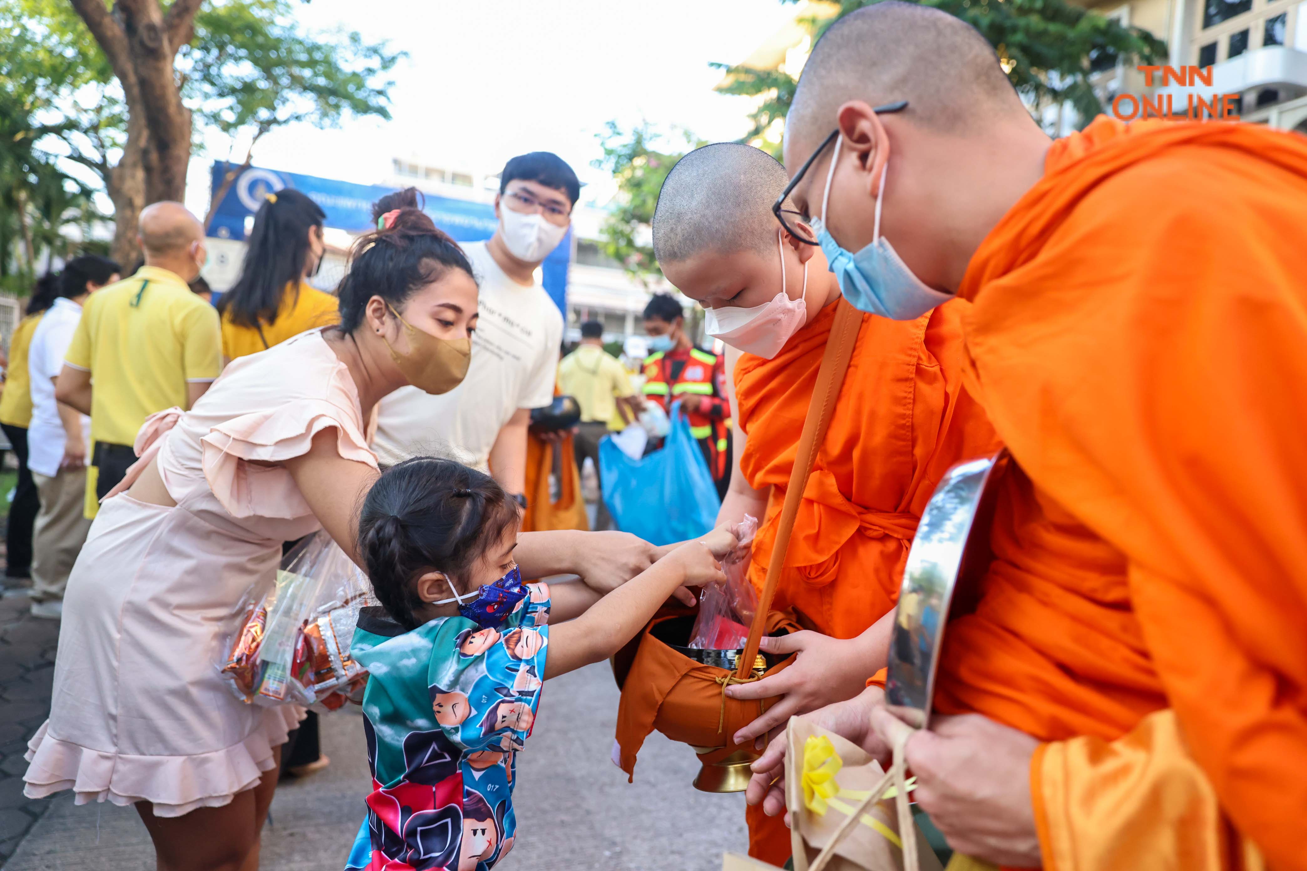 น้อมรำลึกในหลวง ร.9 ประชาชนร่วมตักบาตร-สวดพระพุทธมนต์