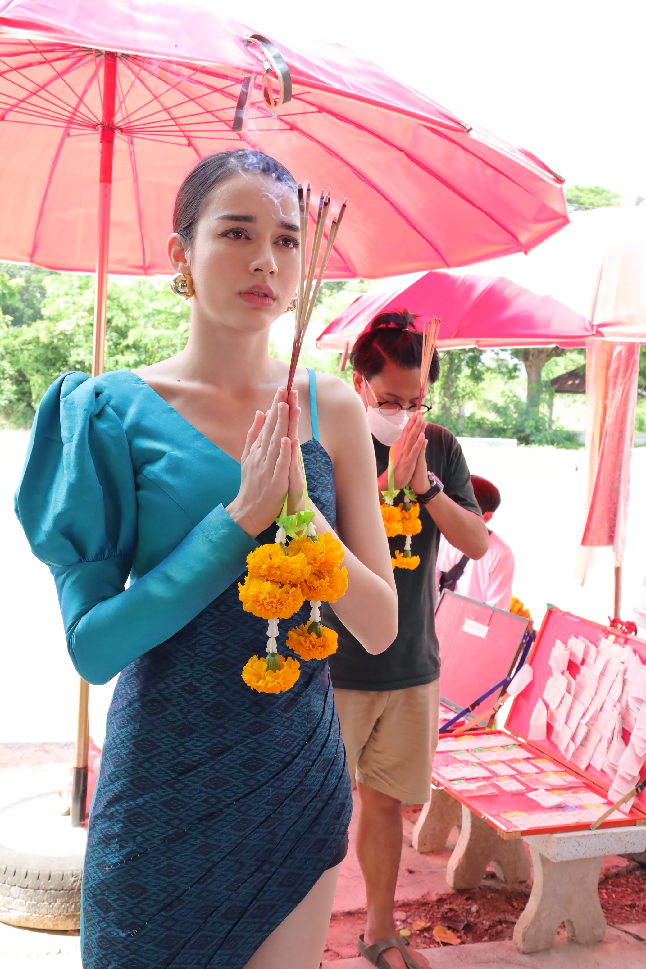 “สกาย มาเรีย” สัมผัสจิตกับ “แม่ฮันนี่ ศรีอีสาน” ขณะรำถวาย ไหว้ขอพร “สกาย มาเรีย” สัมผัสจิตกับ “แม่ฮันนี่ ศรีอีสาน” ขณะรำถวาย ไหว้ขอพร