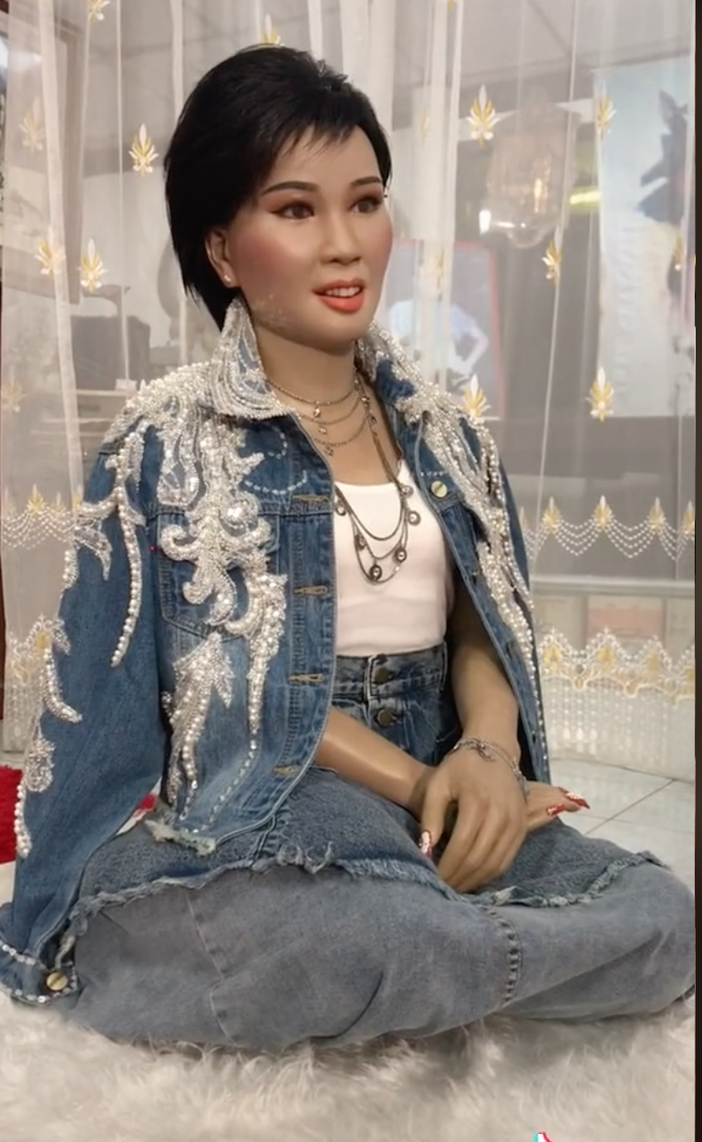 ‘พุ่มพวง ดวงจันทร์’ รำลึก 30 ปี ชาว TikTok แชร์คลิปแต่งหน้า-เปลี่ยนชุดหุ่น สวยราวมีชีวิต